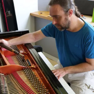 Camille Le Ray, Accordeur de piano
